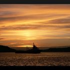 Bergungsschiff bei Sonnenuntergang