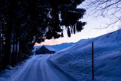 Bergweg im Winter