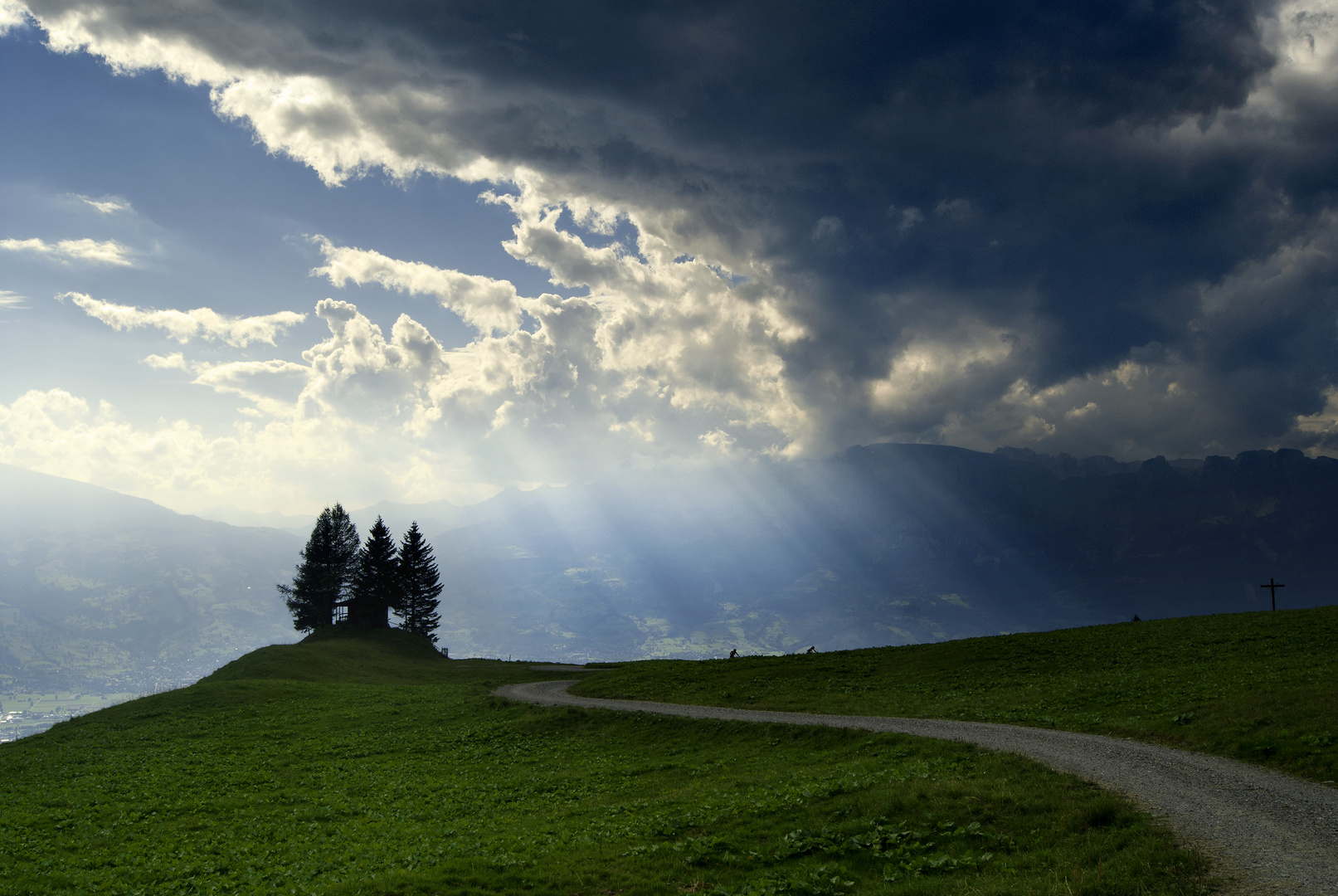 Bergweg ins Licht