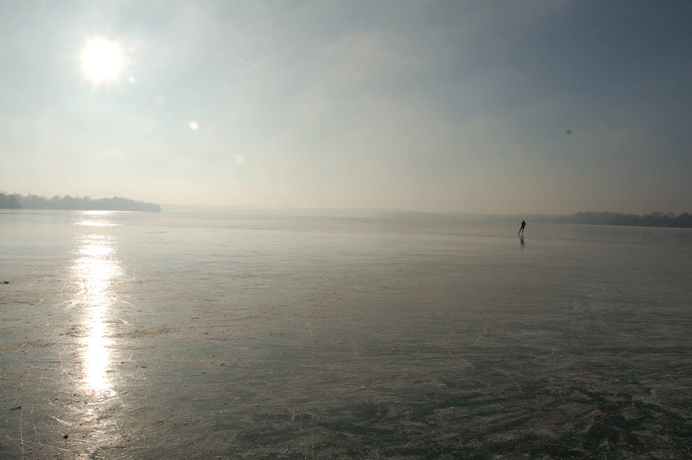 Bergwelt 13: Einsamer Schlittschuhläufer auf dem Wörthsee