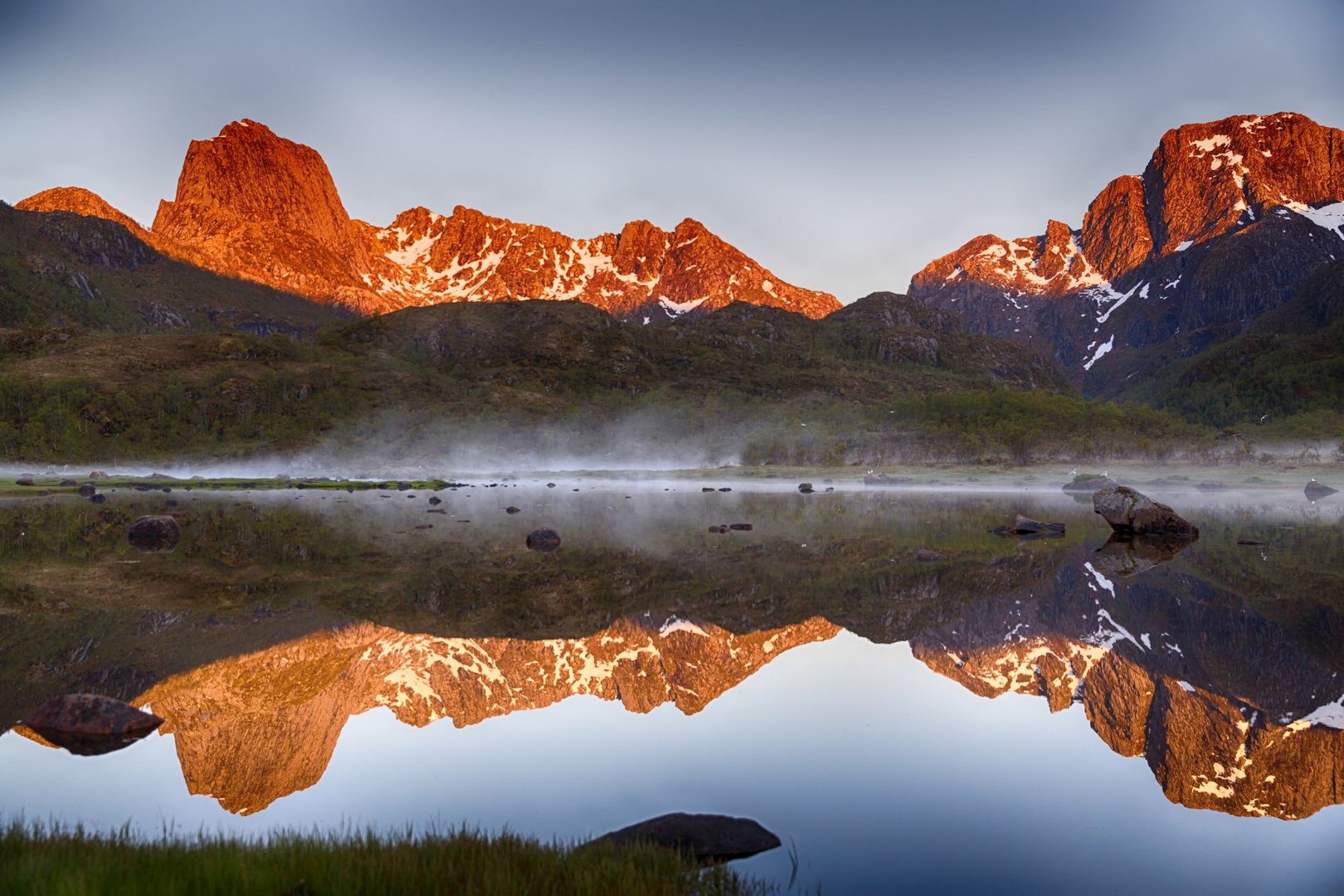 Bergwelt der Vesterålen in der Mitternachtssonne