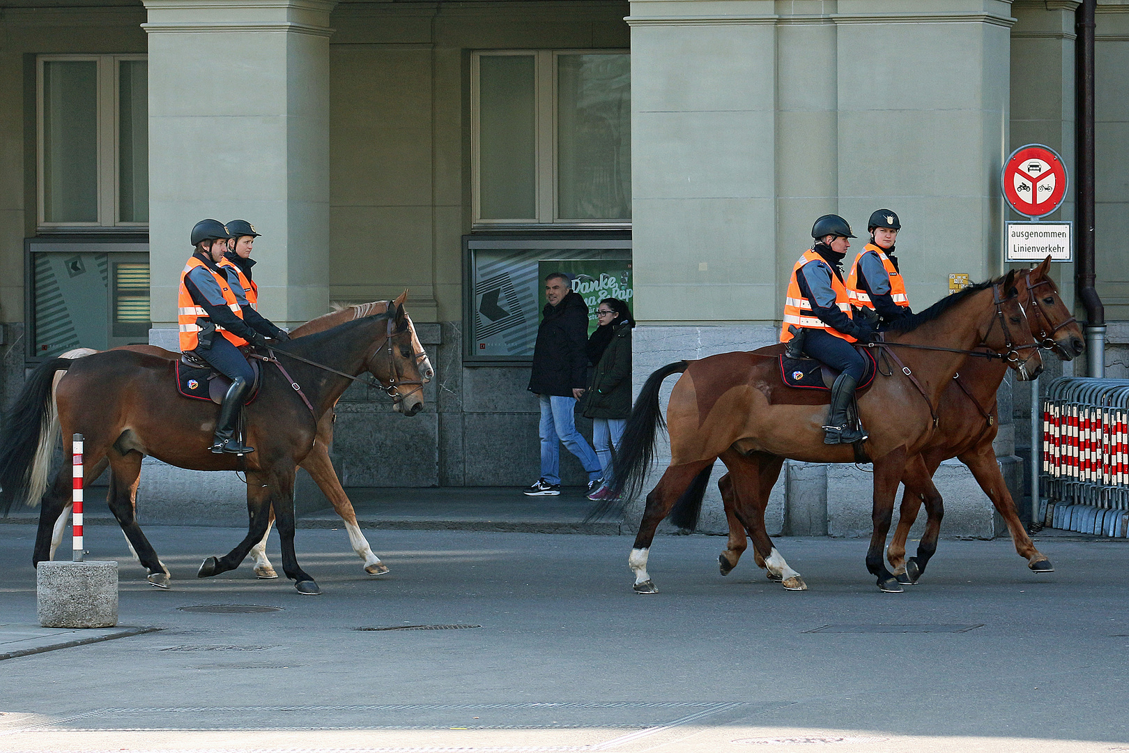 Berittene Polizei im Berner Linienverkehr