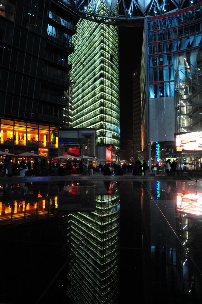 Berlin 01 - Das Sony Center mit Bahn Tower