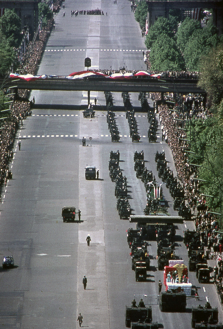 Berlin 1963, Blick von der Siegessäule auf Parade (2)