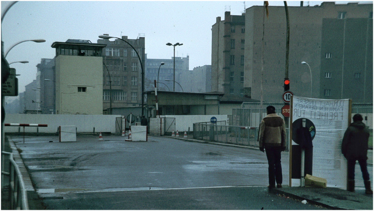 Berlin 1983 - Mahnwache am Grenzübergang Friedrichstrasse