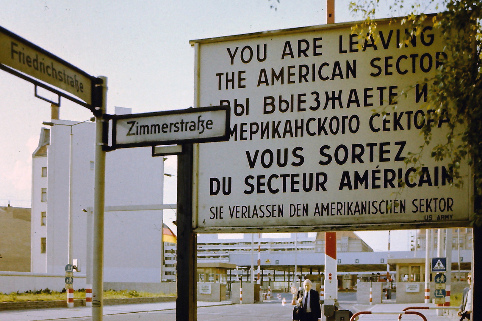 Berlin 1988,  Checkpoint Charly. Im Hintergrund der Grenzübergang Friedrichstrasse nach Ostberlin