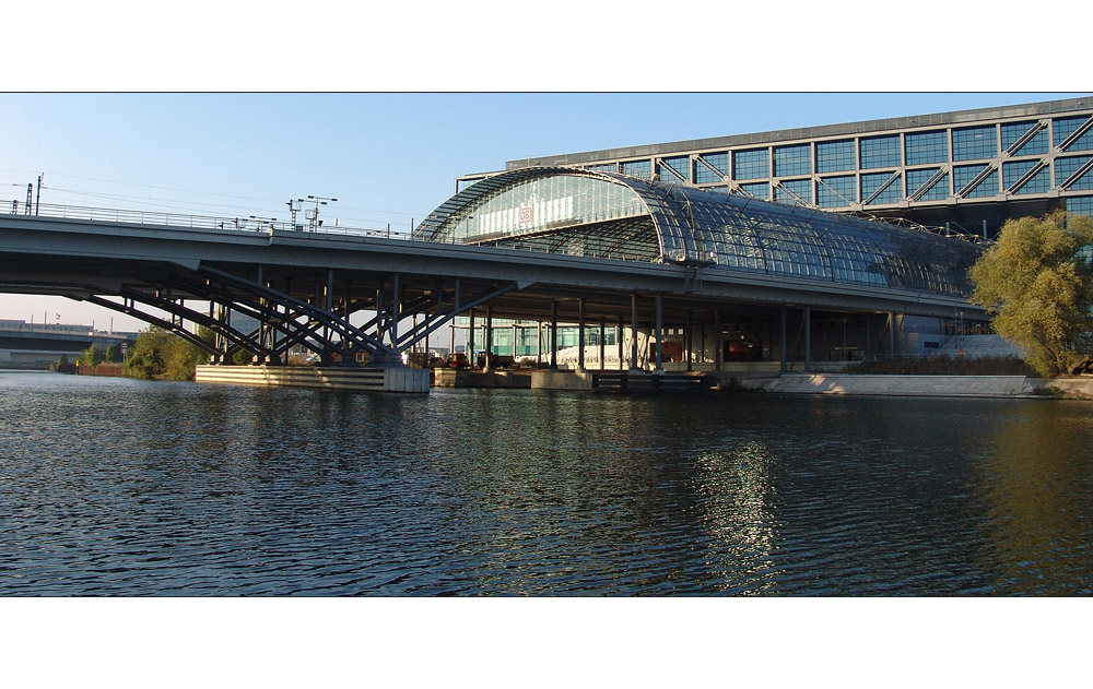 Berlin - 2006 vom Wasser aus. Hauptbahnhof