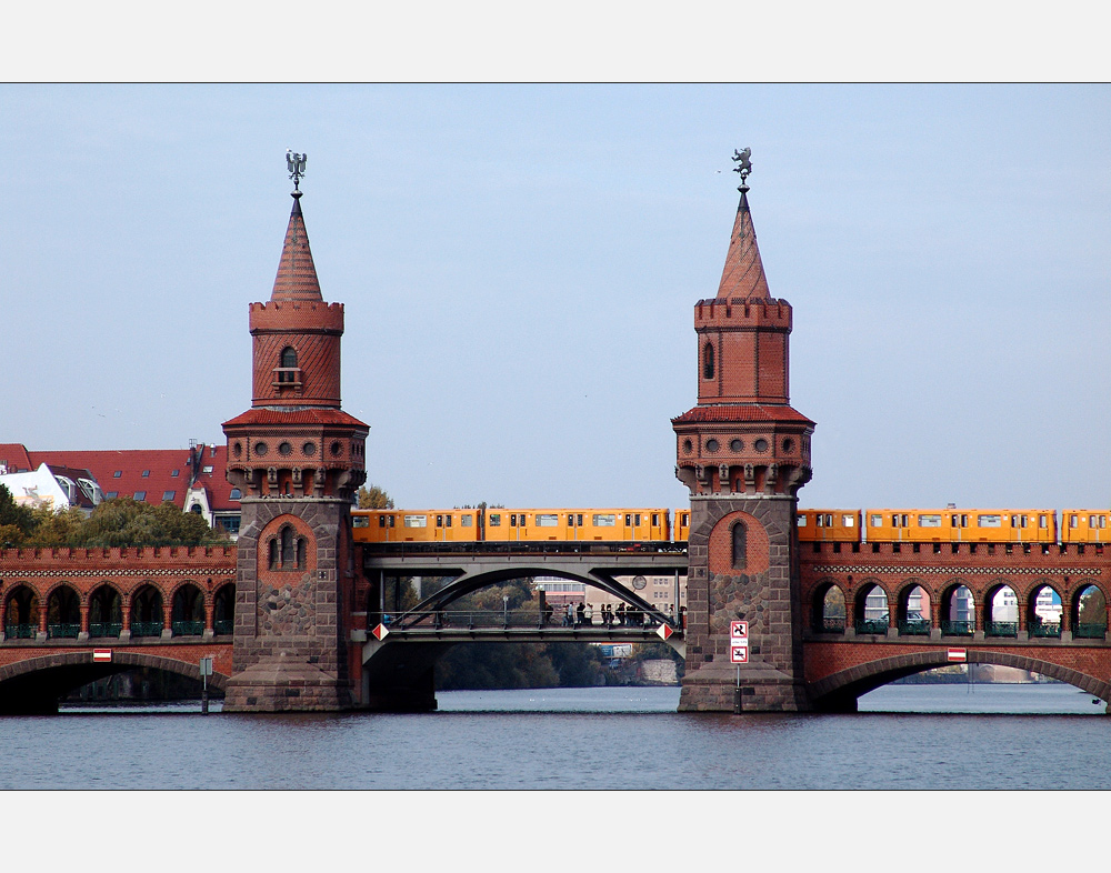 Berlin - 2006 vom Wasser aus.  Oberbaumbrücke