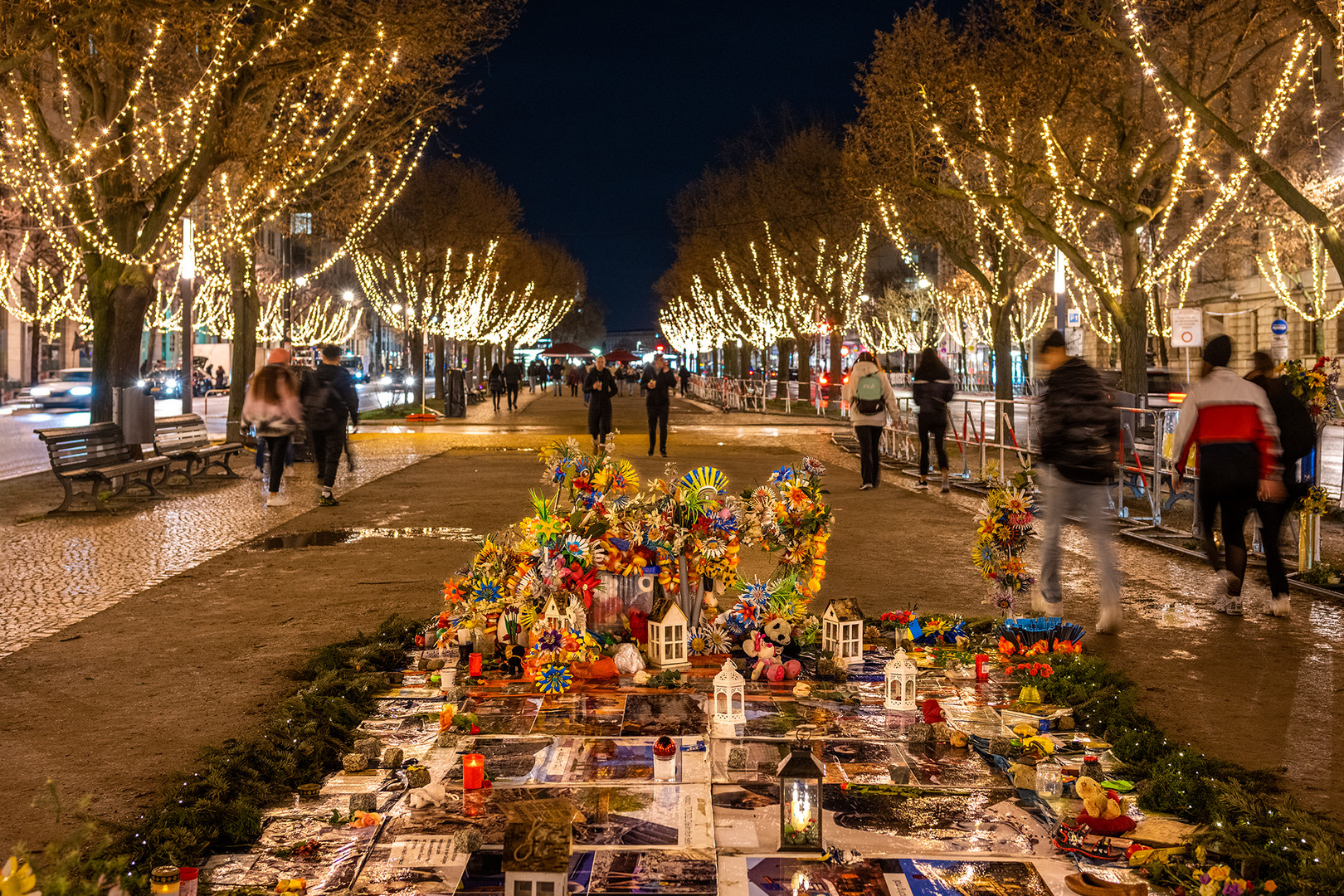 Berlin 23 - Blumen und Trauerkränze für die Ukraine vor der russischen Botschaft