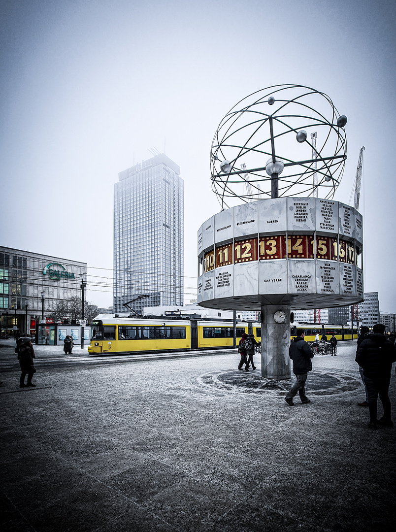 Berlin Alexanderplatz Weltzeituhr mit Straßenbahn