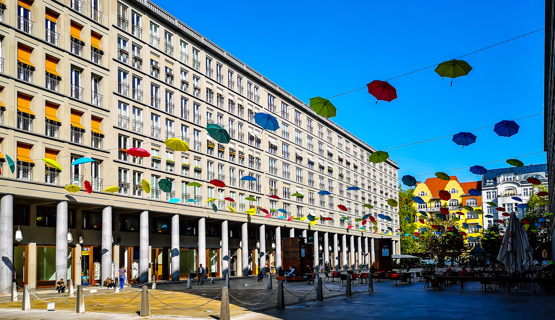 Berlin. Alle Schirme fliegen hoch. 