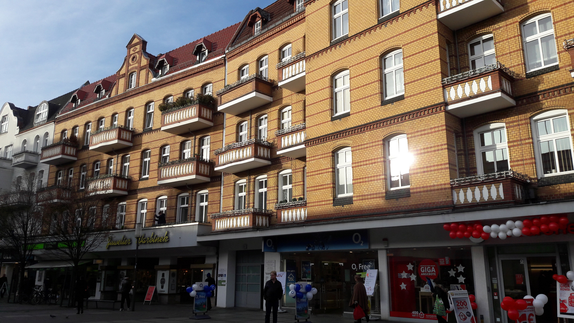 Berlin : Alt-Tegel  Architektur im Sonnenschein