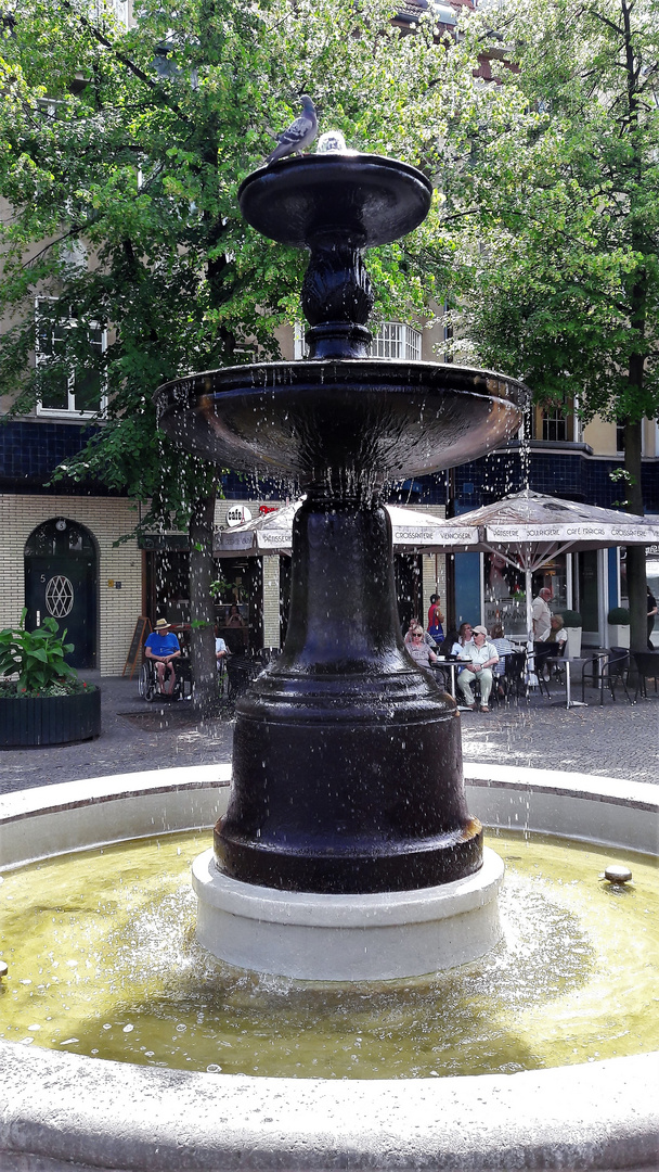 Berlin: Alt Tegel Erfrischungsbrunnen mit Taube obenauf  unter Bäumen