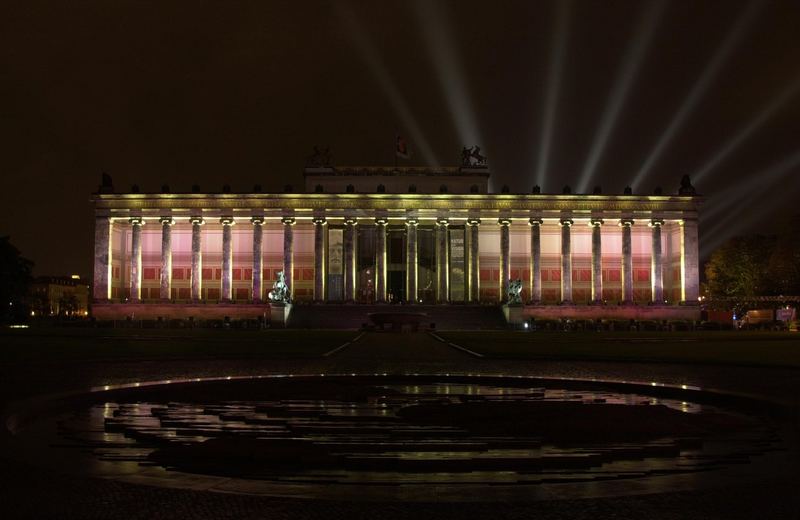 Berlin, Altes Museum, Südfassade in Festbeleuchtung