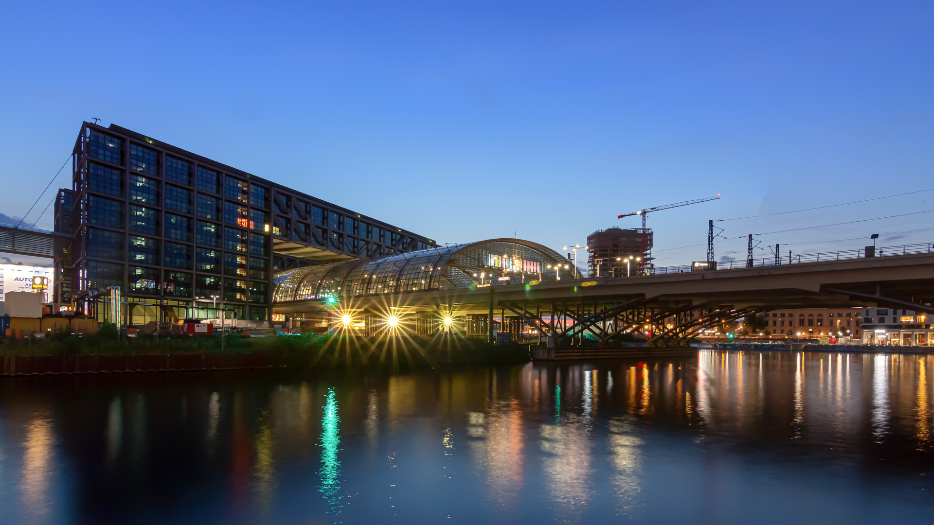 Berlin Bahnhof by Nacht