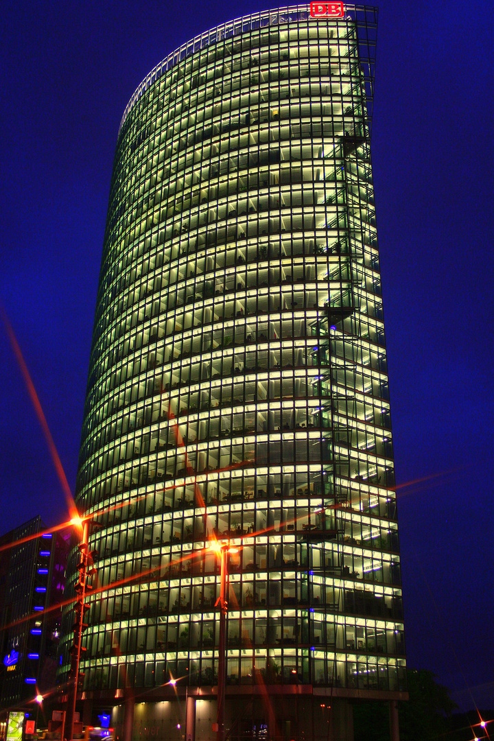 Berlin bei Nacht, das DB Gebäude, ob da wohl noch jemand arbeitet ?