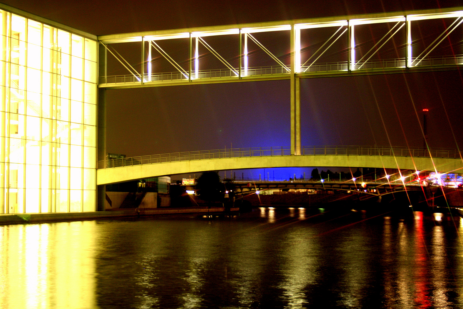 Berlin bei Nacht, hinterm Reichstag,  hier ging damals die Grenze durch ...