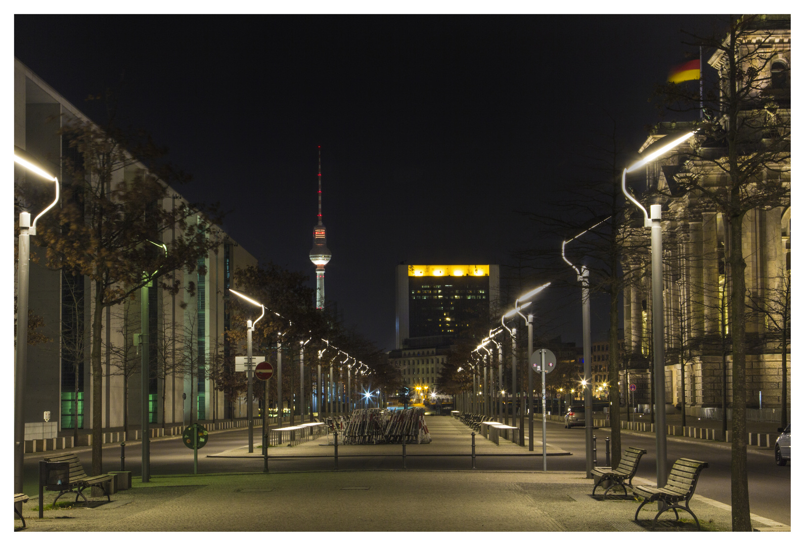 Berlin bei Nacht (Paul-Löbe-Allee)