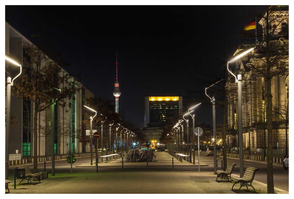 Berlin bei Nacht (Paul-Löbe-Allee)