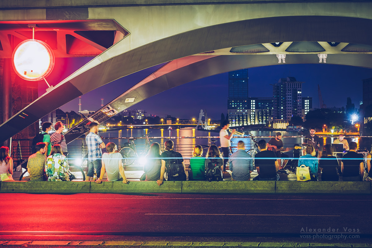 Berlin bei Nacht - Street Music auf der Oberbaumbrücke