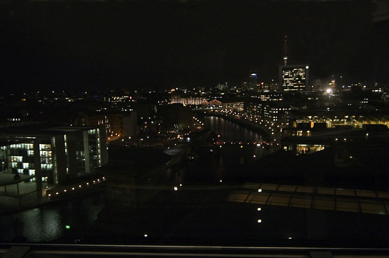 Berlin bei Nacht vom Reichstag gesehen