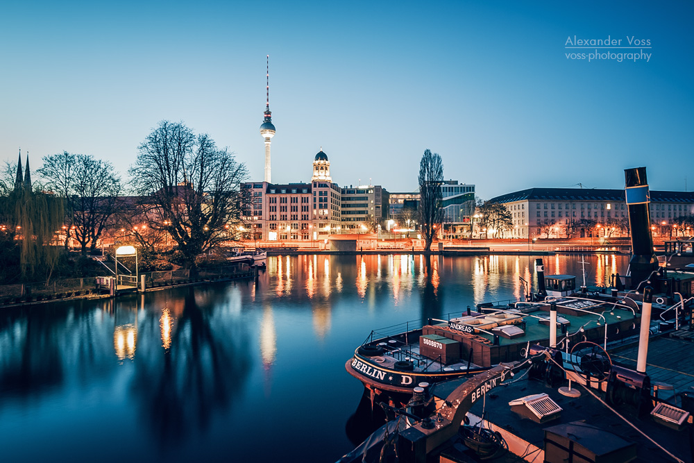 Berlin - Blaue Stunde an der Spree / Historischer Hafen