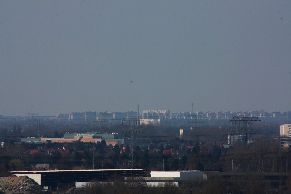 BERLIN - Blick vom Balkon eines Marzahner Hochhauses ...