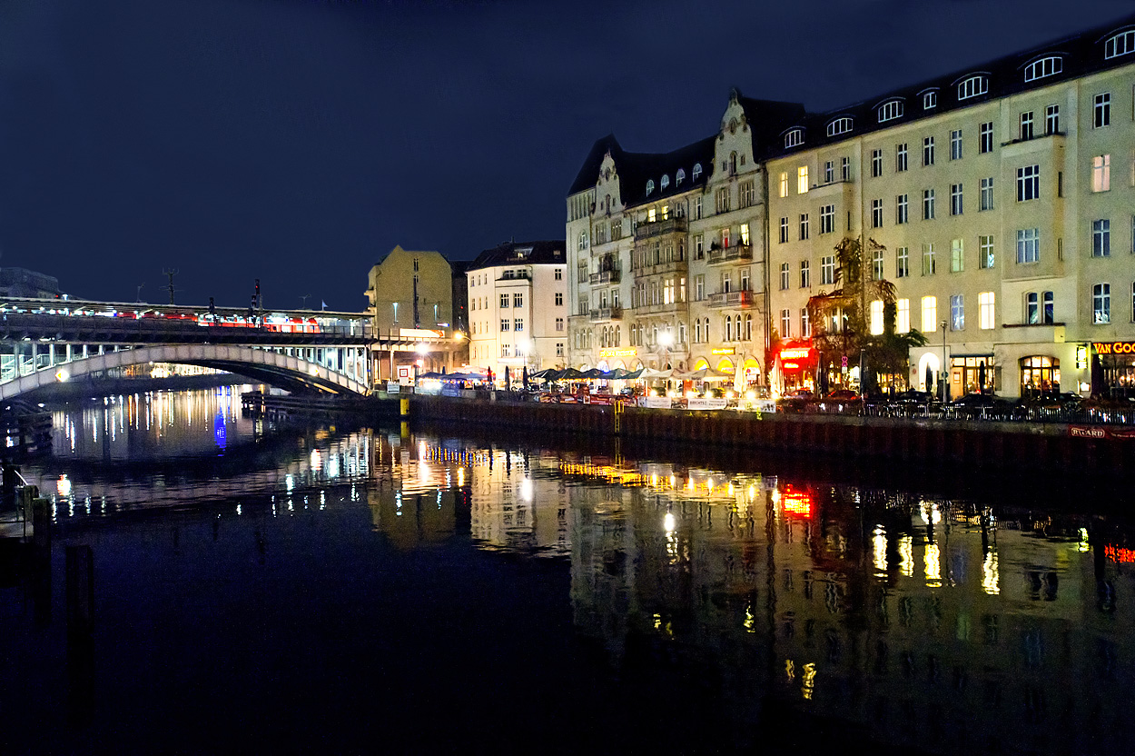 Berlin - Blick vom Reichstagufer zum Schiffbauerdamm