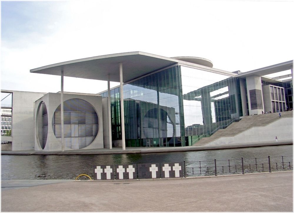 Berlin, Blick vom Reichtstagsufer über die Spree zum Marie-Elisabeth-Lüdershaus