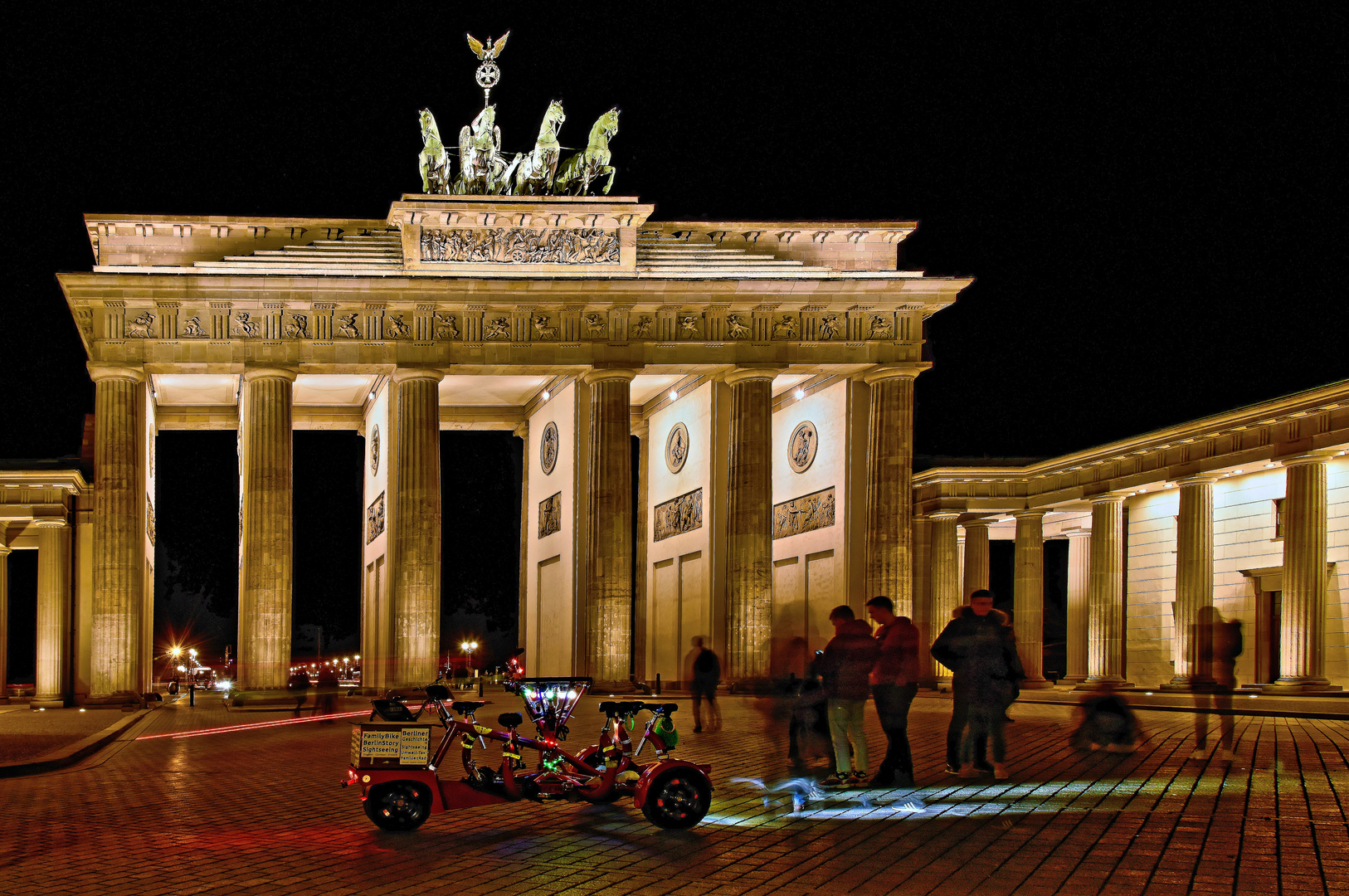 BERLIN   - Brandenburger Tor bei Nacht -