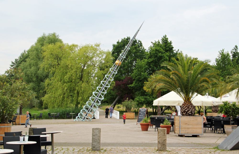 Berlin, Britzer Garten Sonnenuhr auf dem Kalenderplatz Foto & Bild
