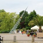 Berlin, Britzer Garten: Sonnenuhr auf dem Kalenderplatz