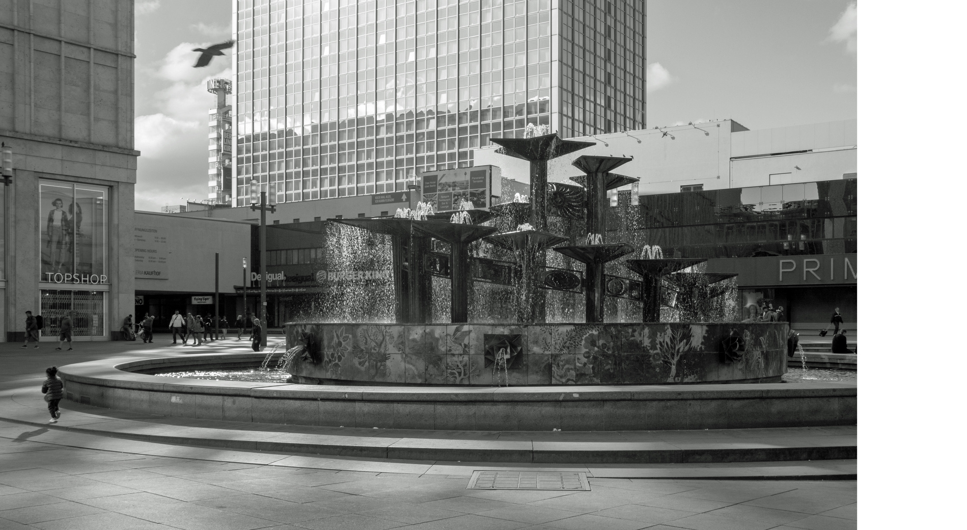 Berlin - Brunnen der Völkerfreundschaft am Alexanderplatz