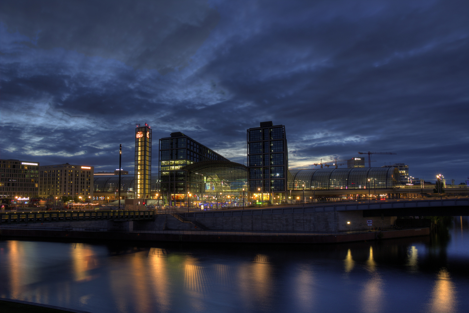 Berlin by night am Hauptbahnhof