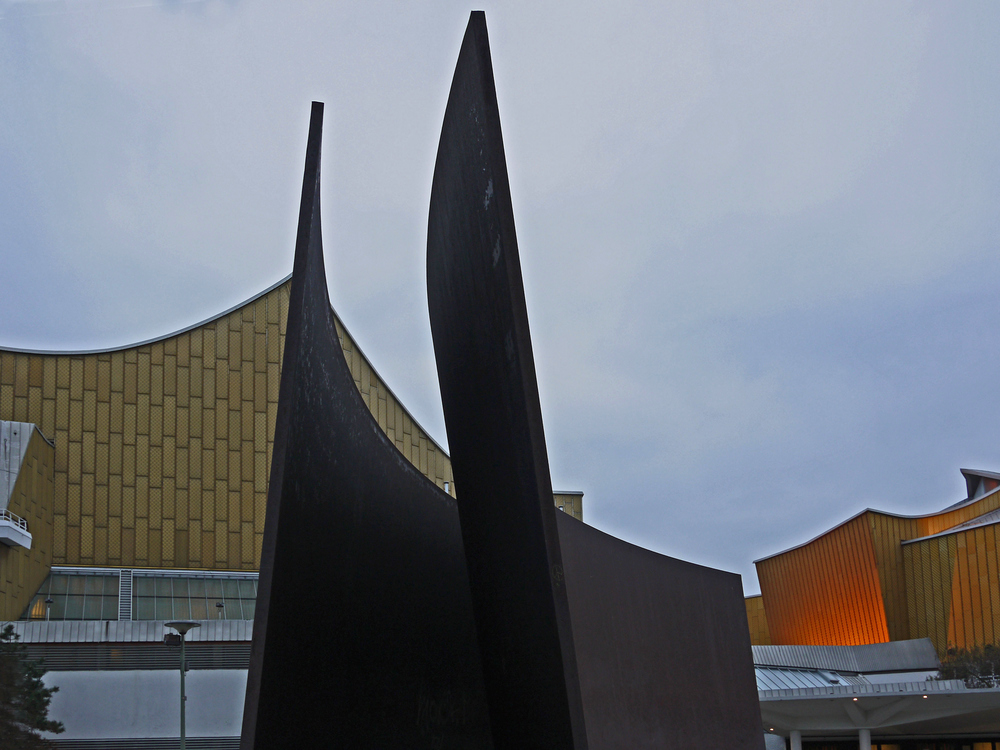 Berlin Curves vor der Philharmonie