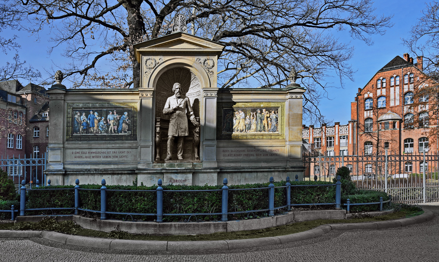 BERLIN   - Denkmal Albrecht von Graefe