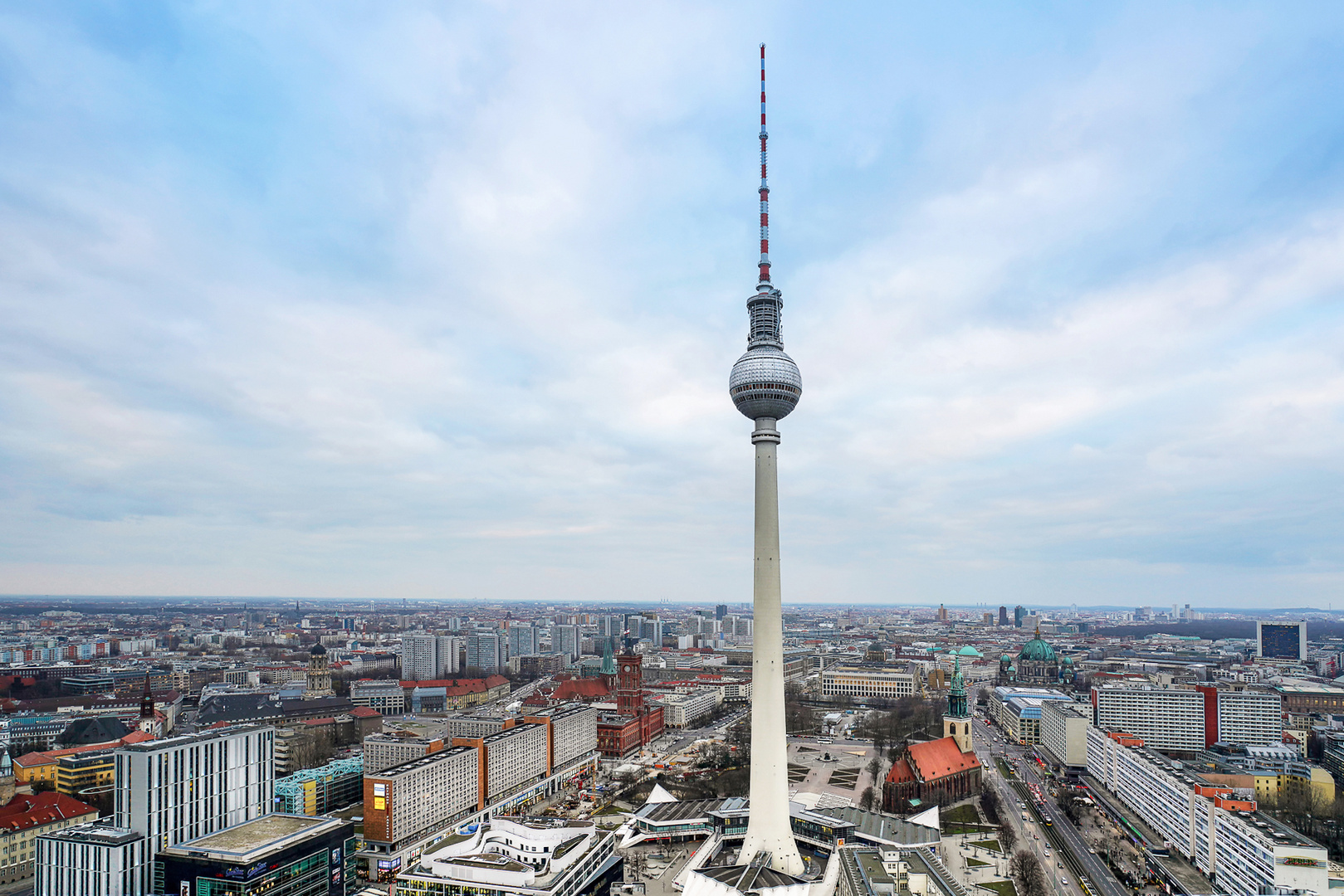 Berlin -- Der Fernsehturm kurz vor Sonnenuntergang