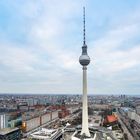 Berlin -- Der Fernsehturm kurz vor Sonnenuntergang