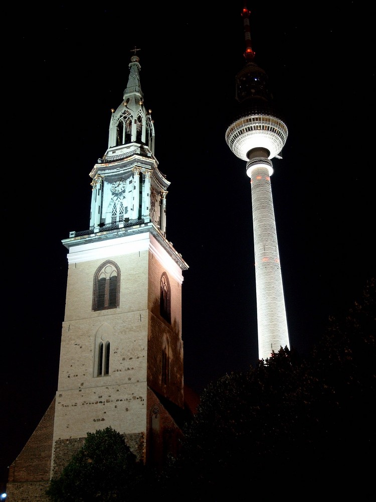 Berlin: Fernsehturm Alexanderplatz und Marienkirche bei Nacht