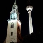 Berlin: Fernsehturm Alexanderplatz und Marienkirche bei Nacht