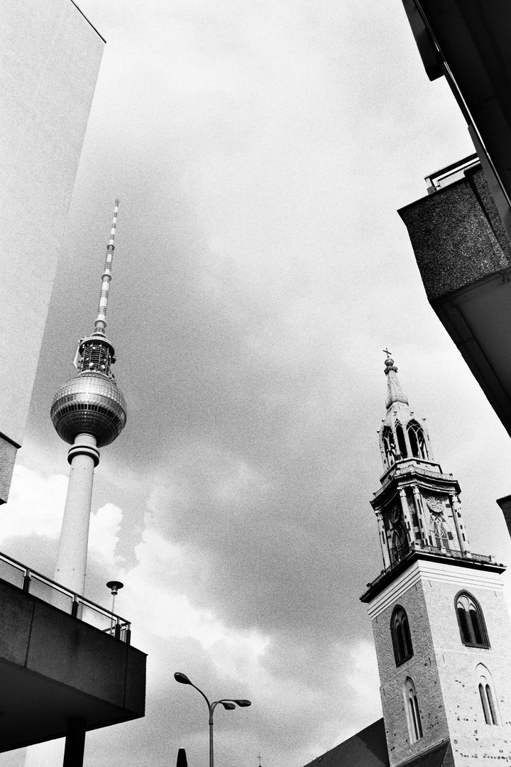 Berlin - Fernsehturm und Marienkirche