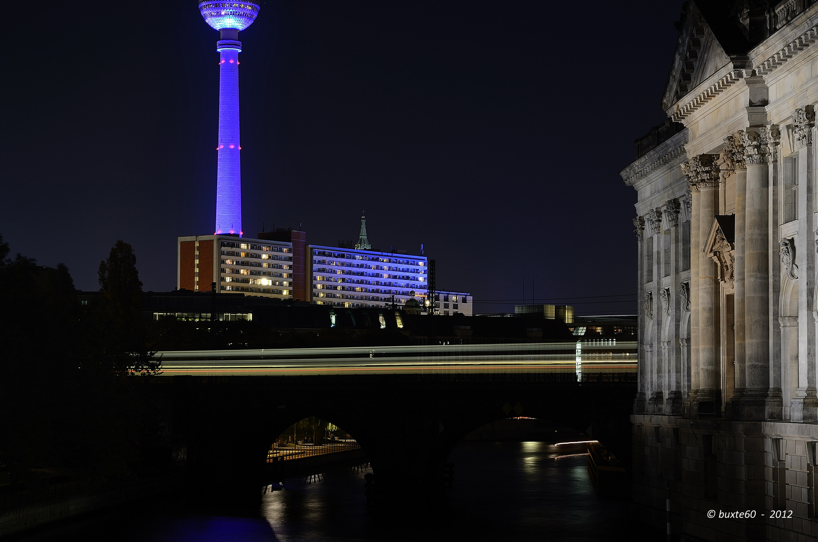 Berlin Festival of Lights 2012 - Fernsehturm mit Pergamonmuseum