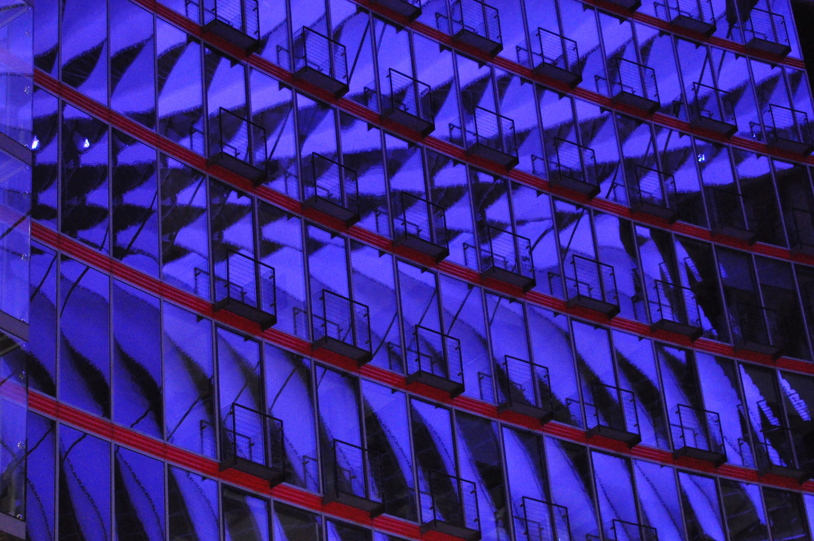 Berlin: Festival of Lights: Potsdamer Platz: Sonycenter Spiegelung blau-lila