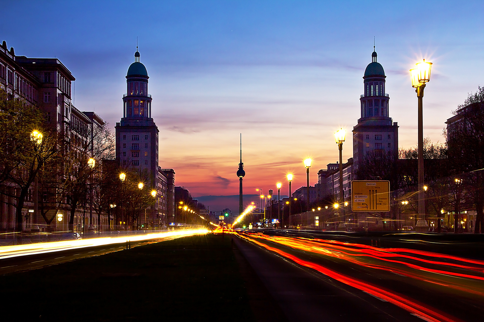 Berlin Frankfurter Tor mit Fernsehturm am Alexanderplatz Foto & Bild city, street, sunset Berlin Frankfurter Tor mit Fernsehturm am Alexanderplatz Foto & Bild city, street, sunset
