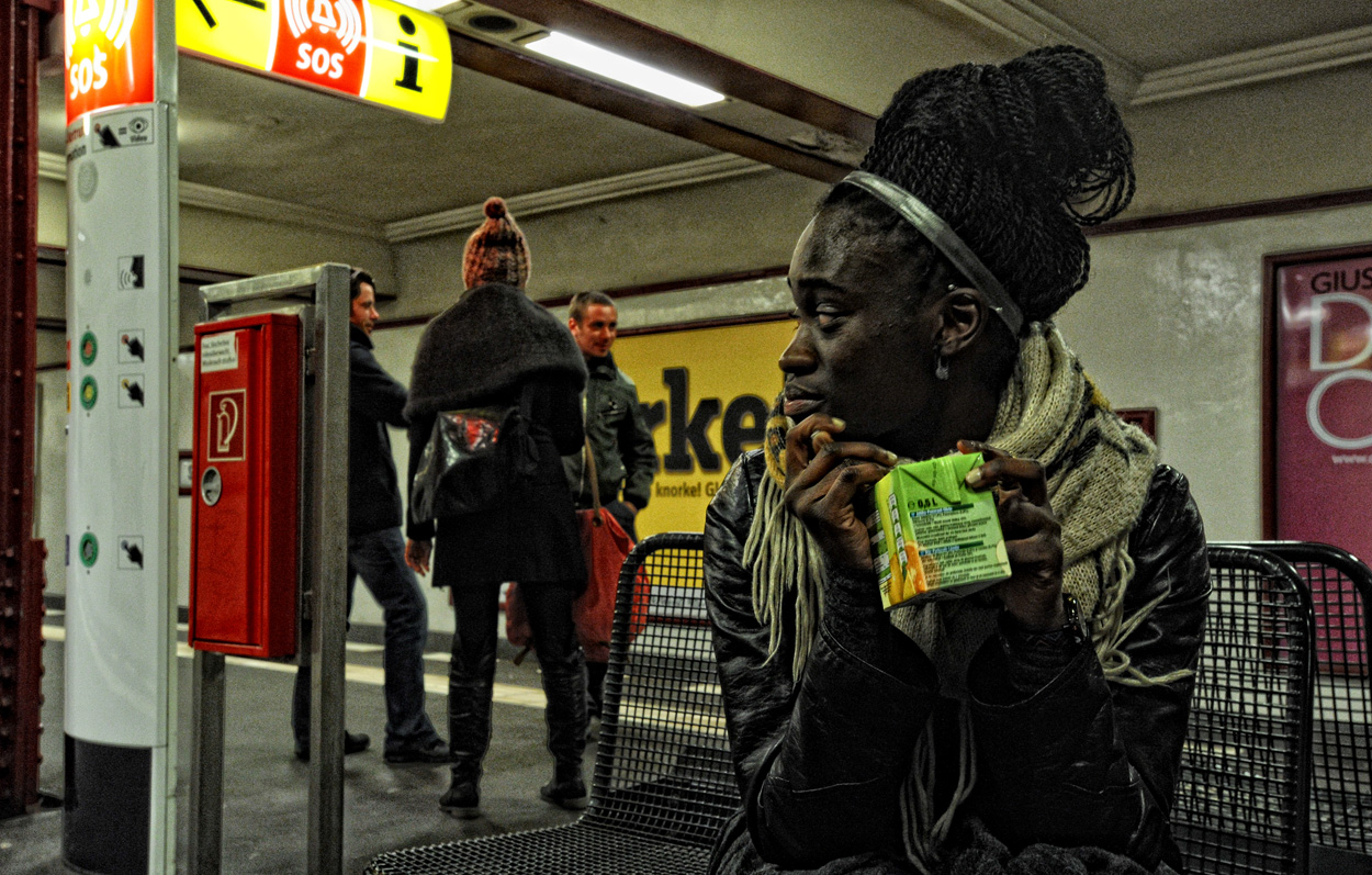 Berlin - Frau in der U-Bahnstation