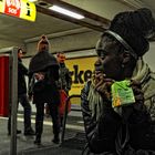 Berlin - Frau in der U-Bahnstation
