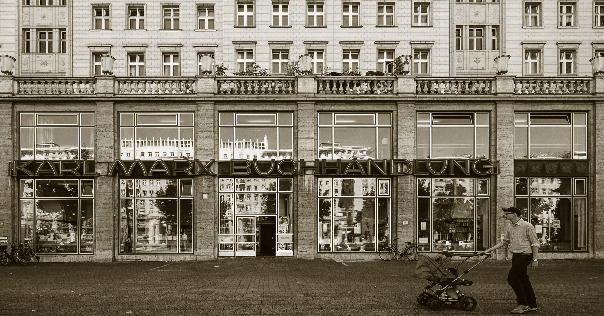Berlin - Friedrichshain - Karl Marx Allee - Bookshop "Karl Marx" - 09