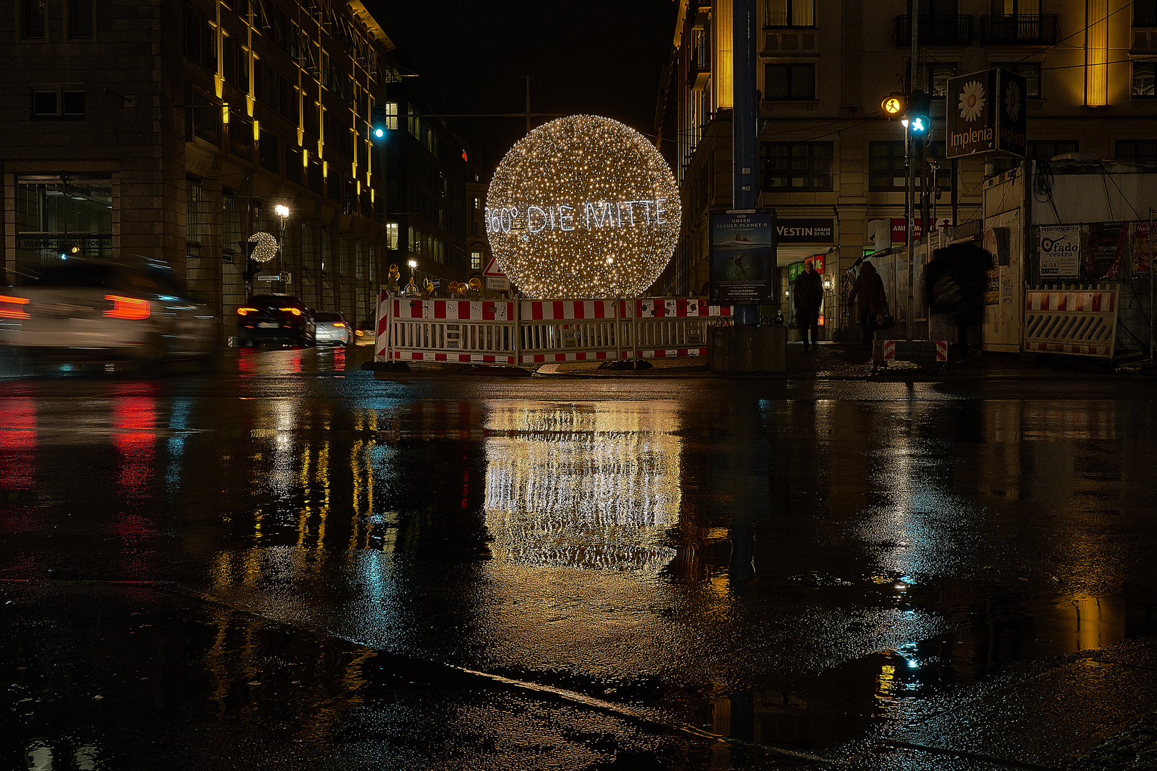 Berlin, Friedrichstraße: Leuchtkugel auf regennasser Straße