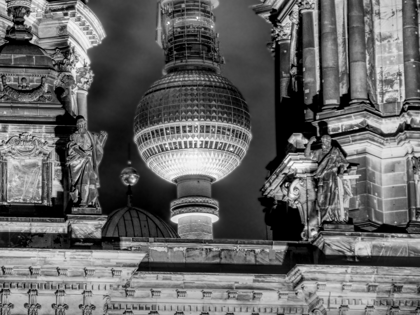 Berlin Funkturm durch Dom