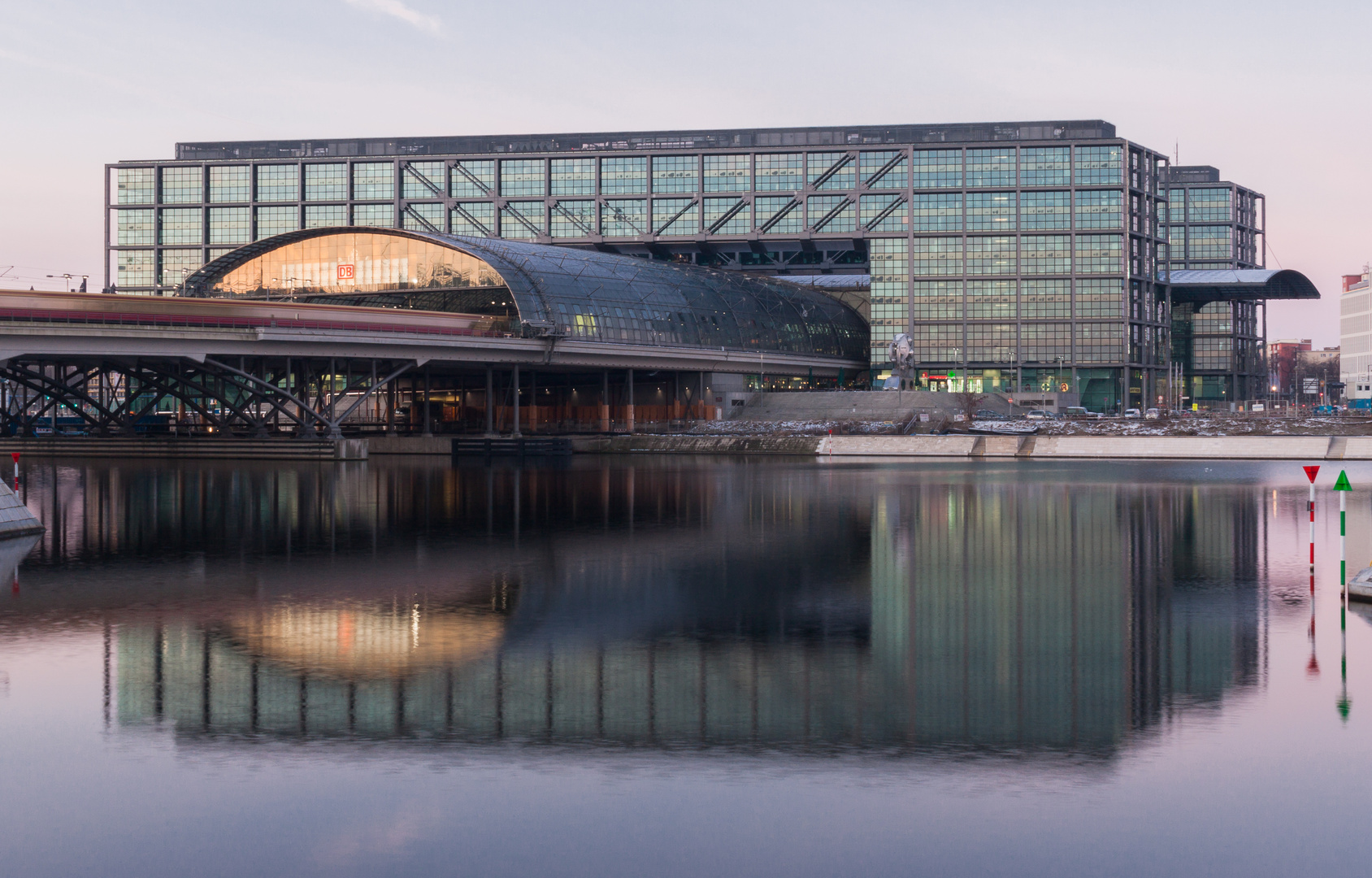 Berlin Hauptbahnhof am frühen Morgen